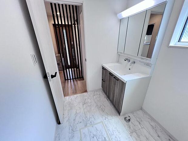 脱衣所は小さなお子様がいるご家庭にも重宝されます。