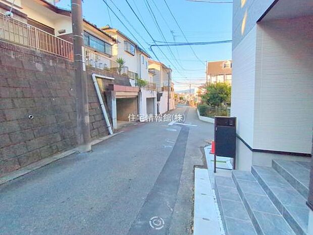 前面道路を含めた現地写真です。