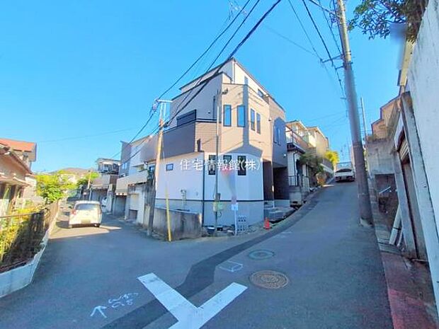 前面道路を含めた現地写真です。