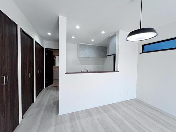 お食事中もキッチンと会話が楽しめるダイニングスペース。