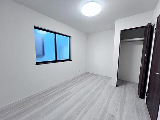 枕棚とハンガーパイプの付いたクローゼットです。