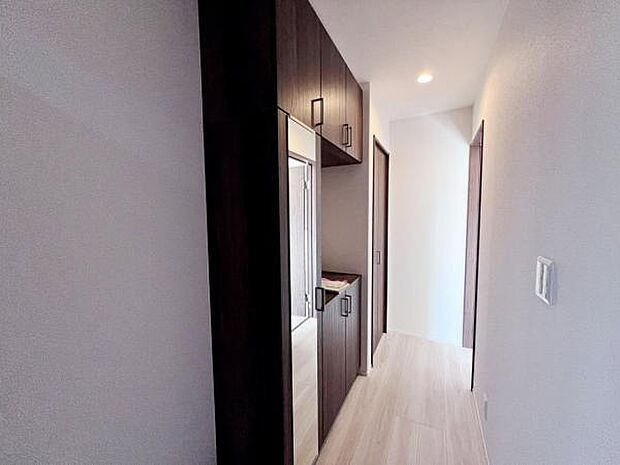 玄関廻りをきれいにするシューズボックスです。