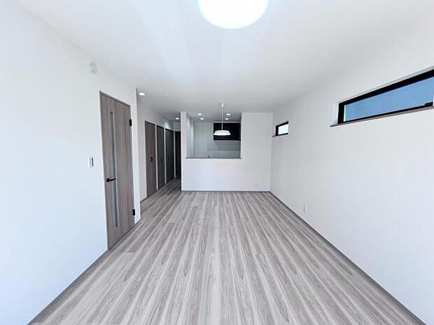 明るい日差しが入る風通しの良いリビングです。