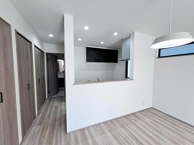 お食事中もキッチンと会話が楽しめるダイニングスペース。