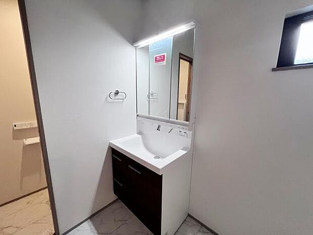 洗面化粧台です。朝の身支度から1日が始まります。