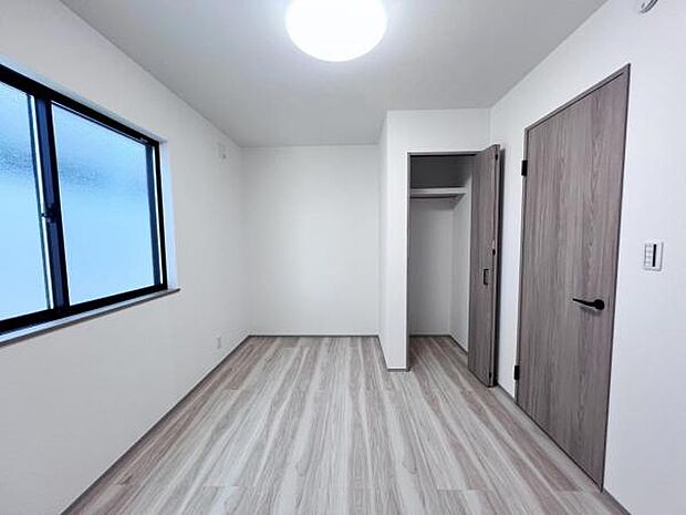 枕棚とハンガーパイプの付いたクローゼットです。