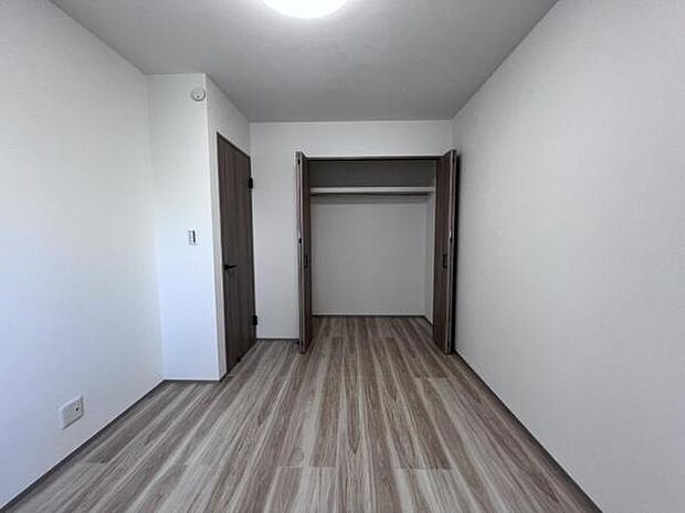 いつでもお部屋をスッキリお使い頂ける収納スペースを設置。