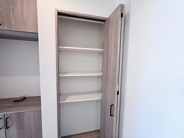 玄関にはシューズボックス以外にも収納が御座います。