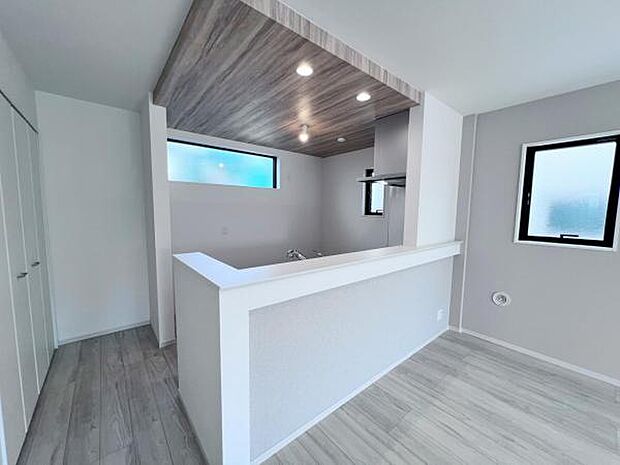 お食事中もキッチンと会話が楽しめるダイニングスペース。