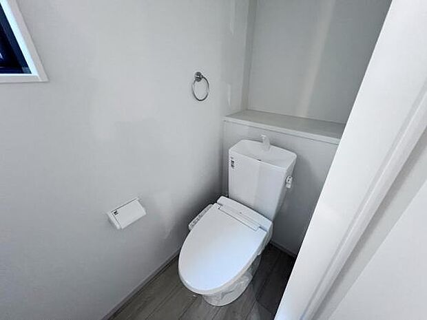 各階にトイレを設けており、ご家族が揃う時もゆとりをもってご利用いただけます。