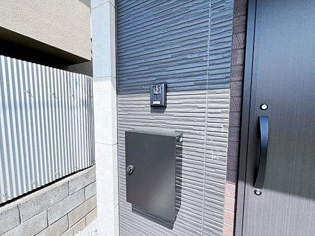 玄関横にはポストが御座います。