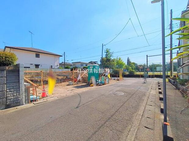 前面道路を含めた現地写真です。