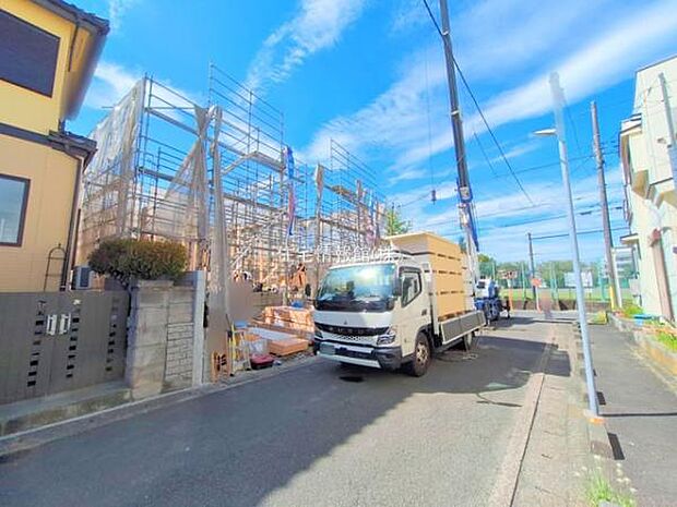 前面道路を含めた現地写真です。
