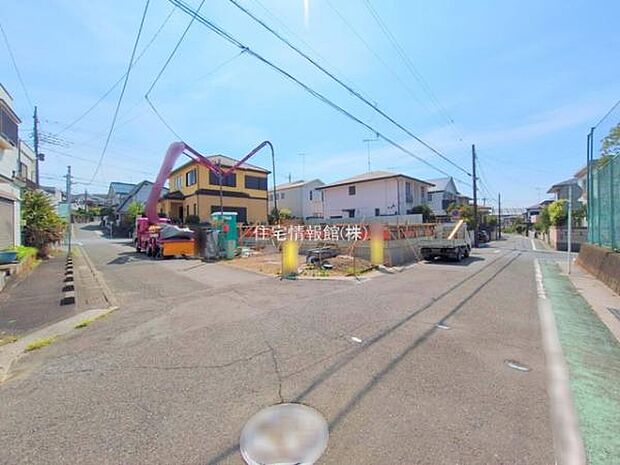 前面道路を含めた現地写真です。