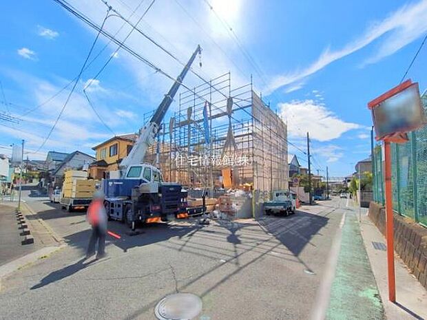 前面道路を含めた現地写真です。