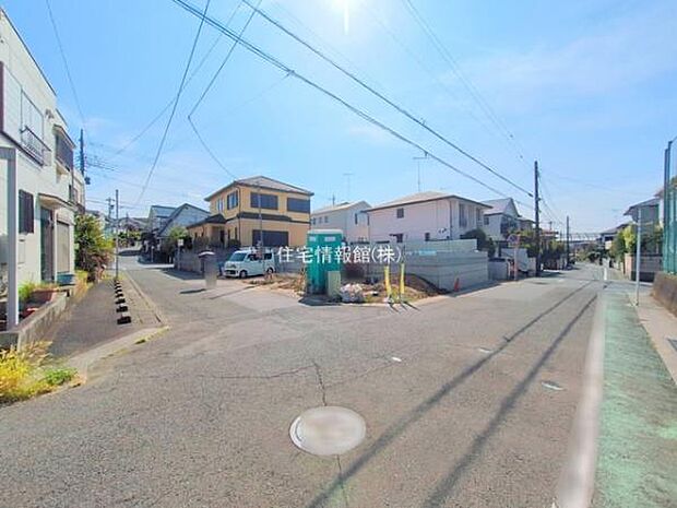 前面道路を含めた現地写真です。