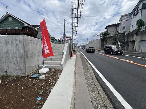 前面道路を含めた現地写真です。ぜひ周辺環境も併せてご覧ください。