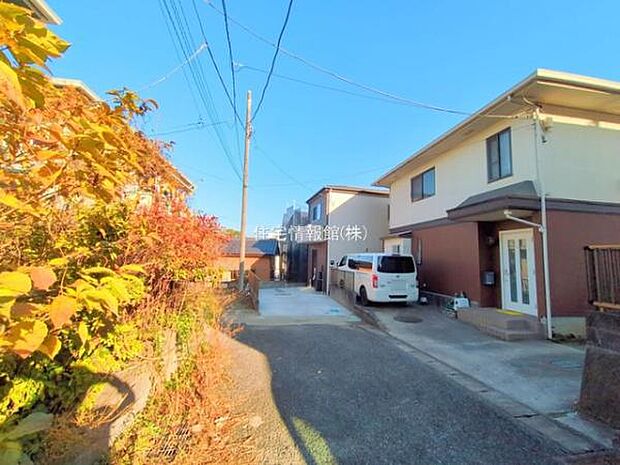 前面道路を含めた現地写真です。