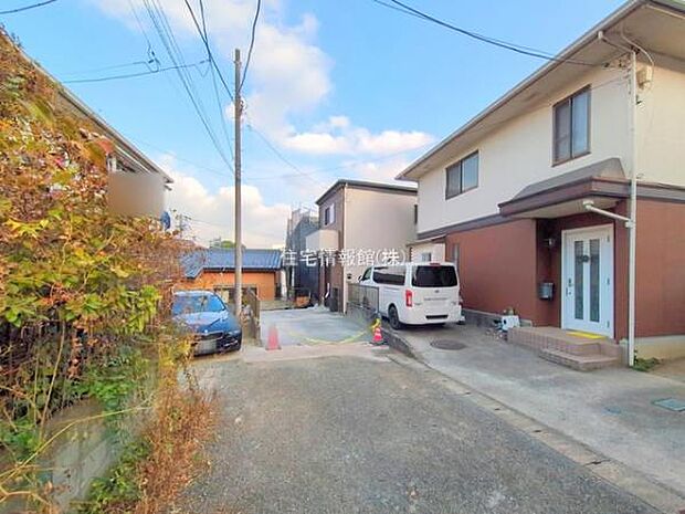 前面道路を含めた現地写真です。