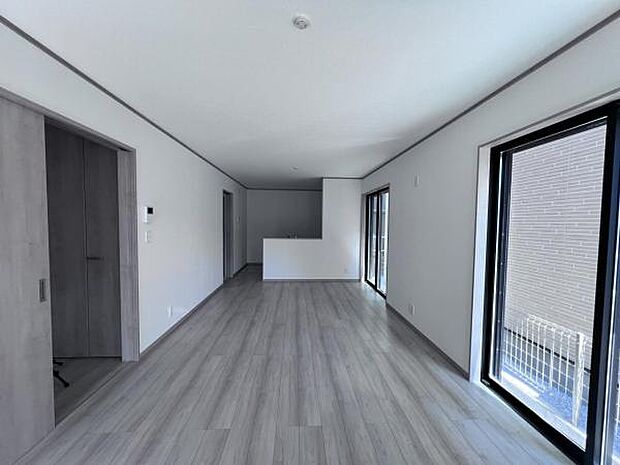 お食事中もキッチンと会話が楽しめるダイニングスペース。