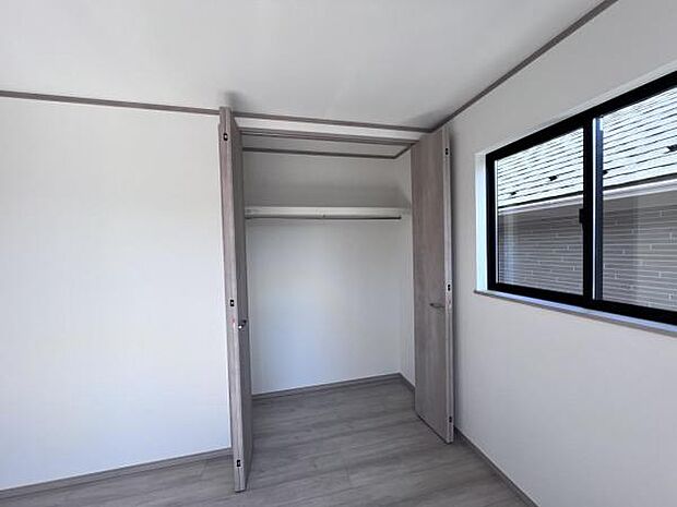 中の物を確認しやすく、取り出しやすい収納スペース。お部屋を広々とお使いいただけます。