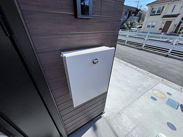 玄関横にはポストが御座います。