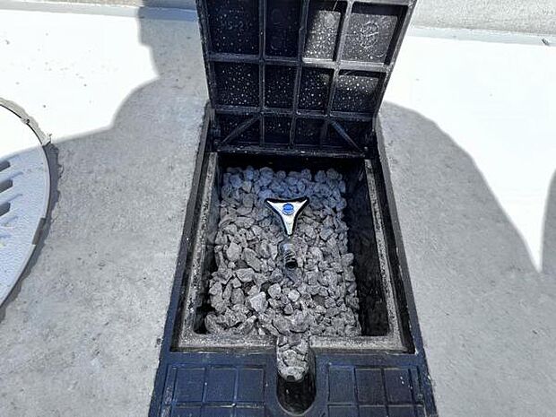 屋外に、洗車がガーデニングに便利な外水栓がございます。