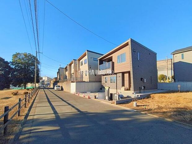 前面道路を含めた現地写真です。