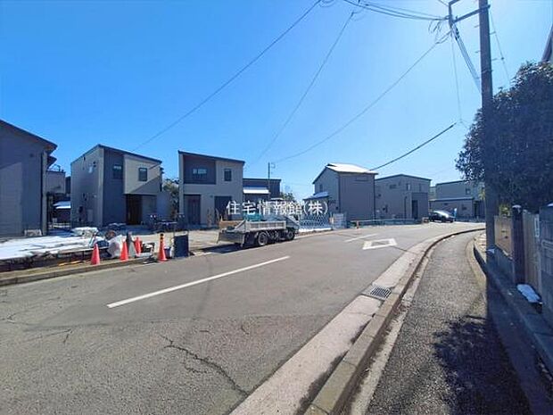 前面道路を含めた現地写真です。