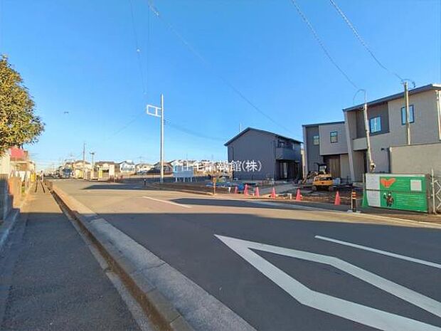 前面道路を含めた現地写真です。