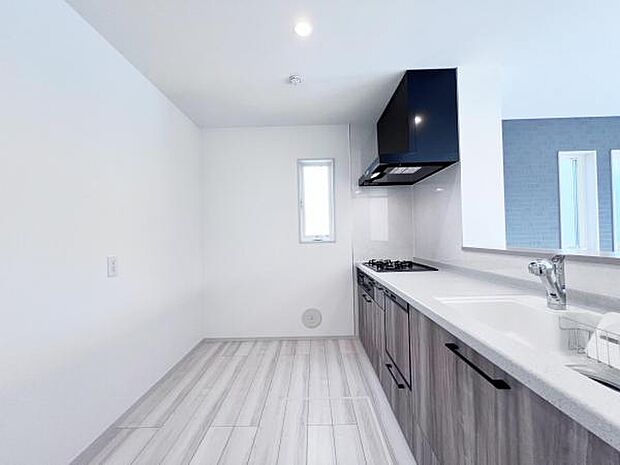 リビングが見渡せ、料理中も会話が弾む対面式キッチンです。