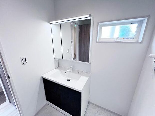 3面鏡タイプの洗面化粧台です。鏡面裏に小物を収納でき、生活感も隠せます。