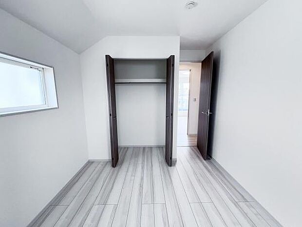 中の物を確認しやすく、取り出しやすい収納スペース。お部屋を広々とお使いいただけます。