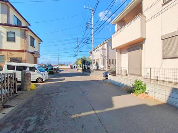 前面道路を含めた現地写真です。