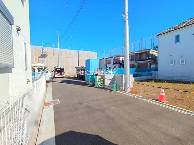 前面道路を含めた現地写真です。