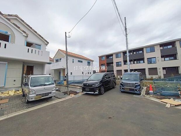 前面道路を含めた現地写真です。