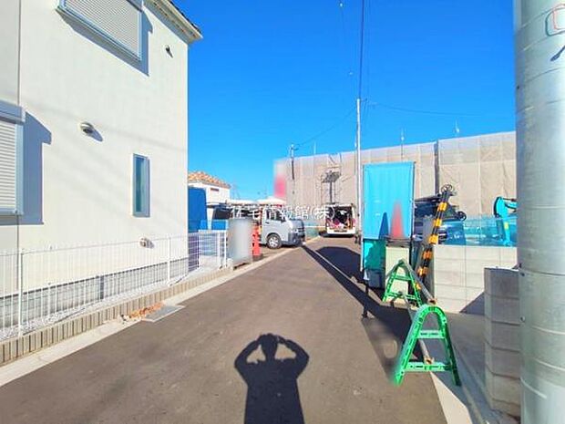 前面道路を含めた現地写真です。