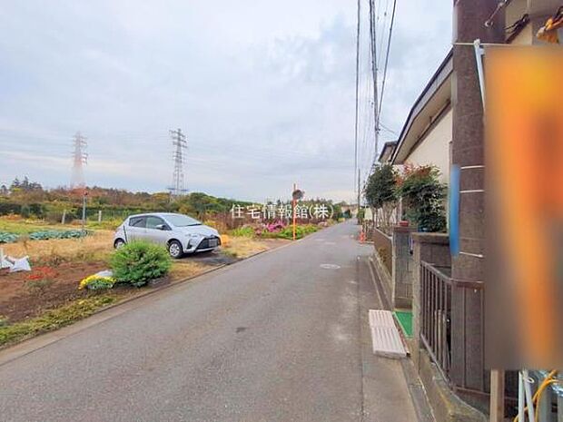 前面道路を含めた現地写真です。