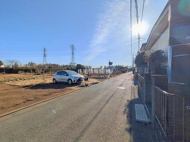 前面道路を含めた現地写真です。