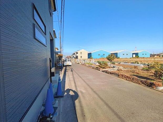 前面道路を含めた現地写真です。