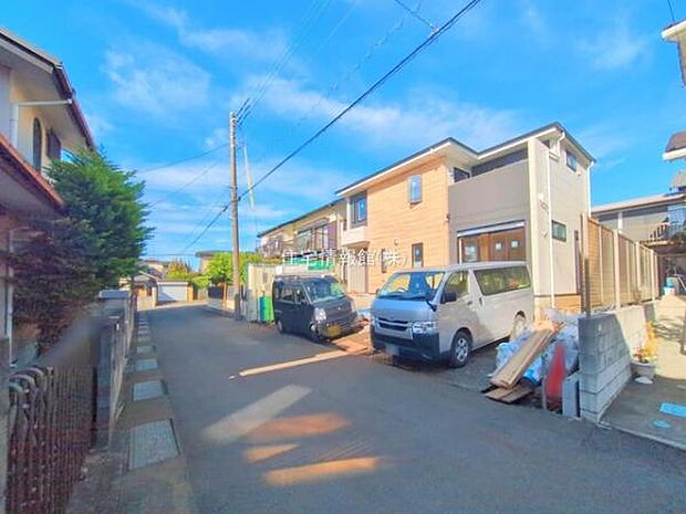前面道路を含めた現地写真です。