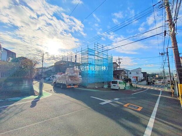 前面道路を含めた現地写真です。