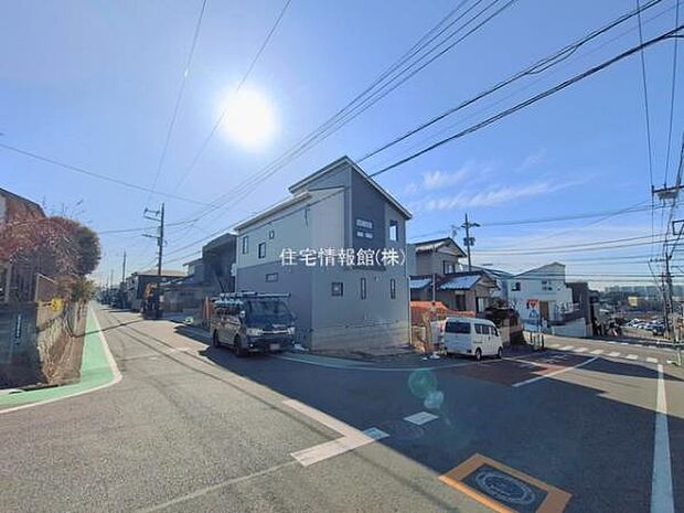 前面道路を含めた現地写真です。