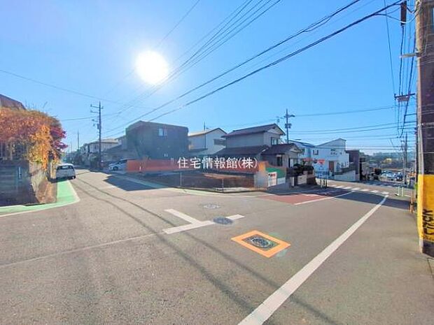 前面道路を含めた現地写真です。