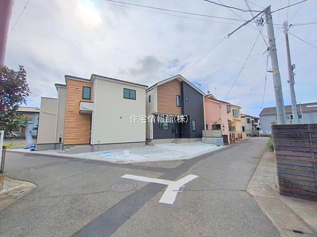 前面道路を含めた現地写真です。