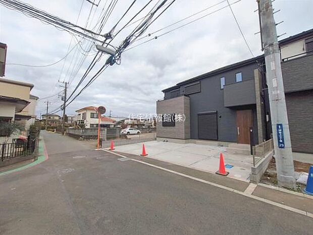 前面道路を含めた現地写真です。