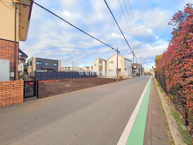 前面道路を含めた現地写真です。