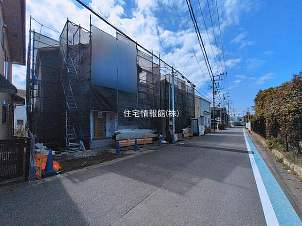 前面道路を含めた現地写真です。