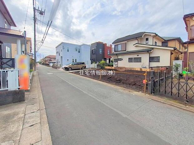 前面道路を含めた現地写真です。