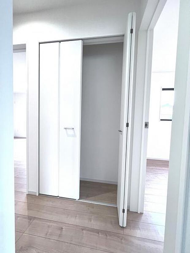 【洋室・ウォークイン・クローゼット】